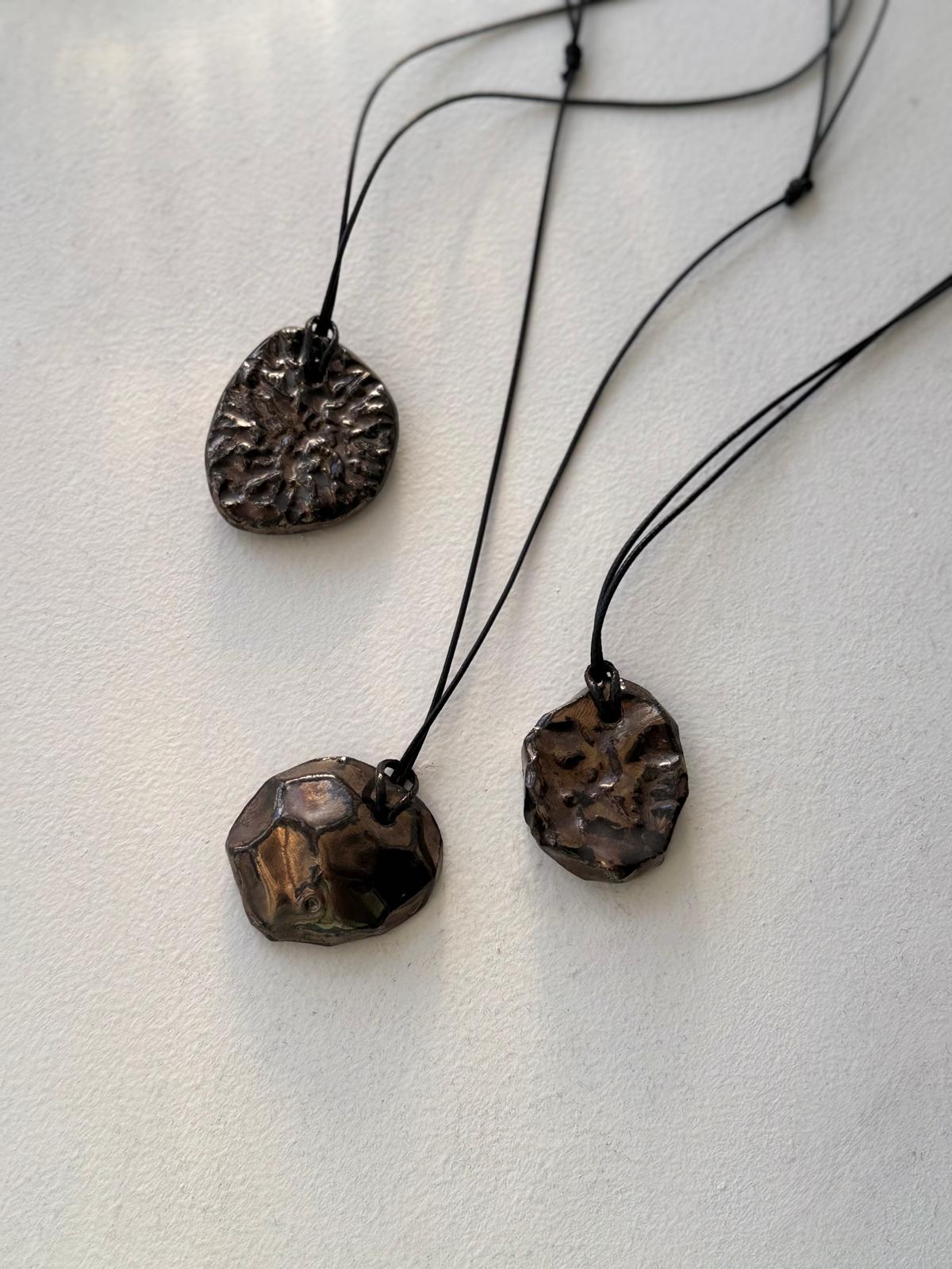 Pendentif Fragment Métallique en grès émaillé