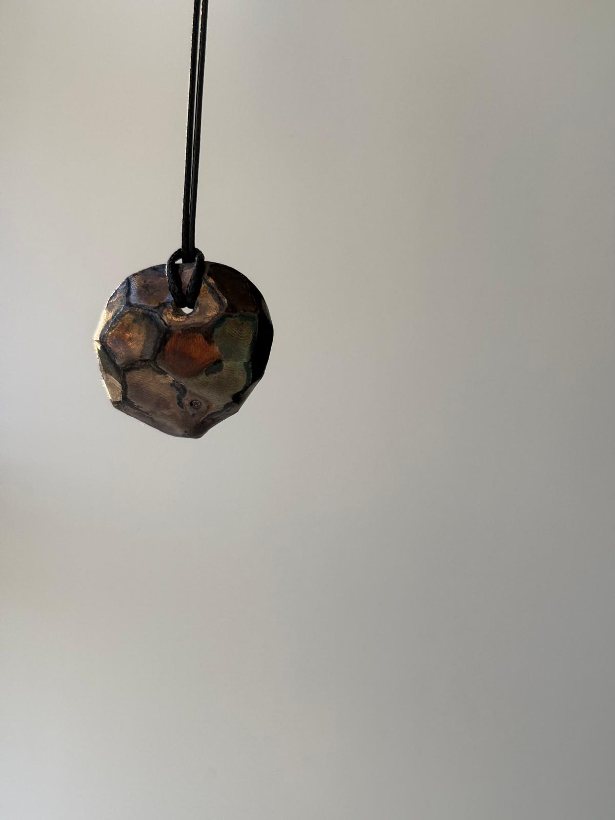 Pendentif Fragment Métallique en grès émaillé