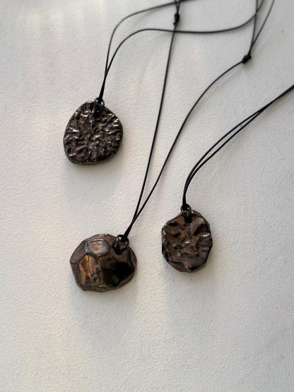 Pendentif Fragment Métallique en grès émaillé