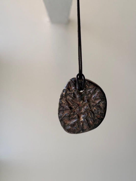 Pendentif Fragment Métallique en grès émaillé