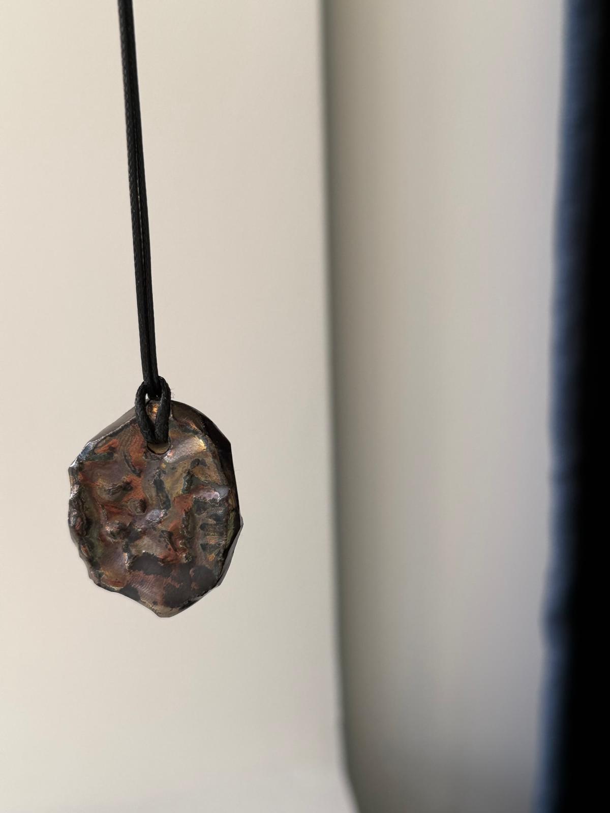 Pendentif Fragment Métallique en grès émaillé